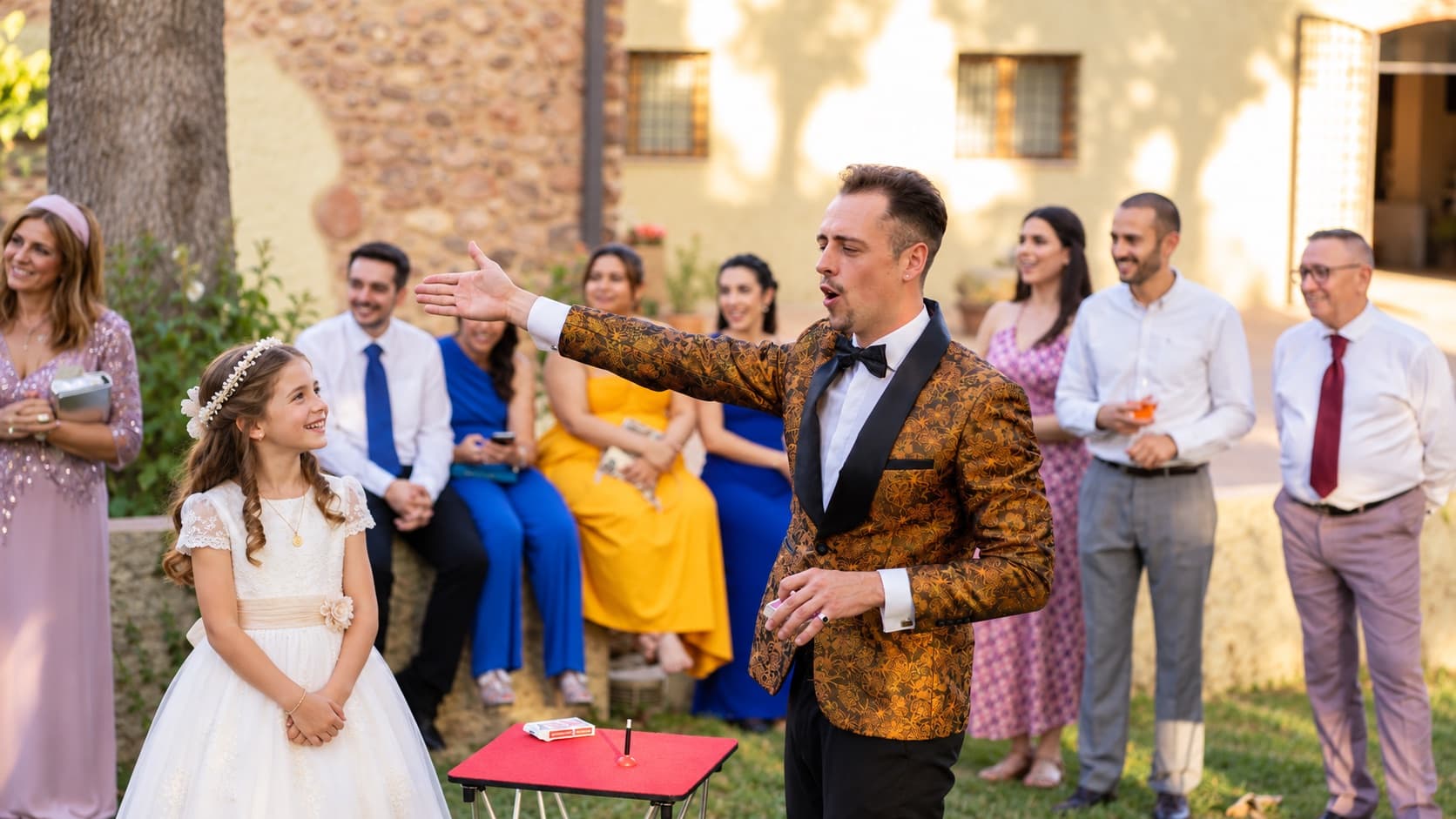 Alexander Main en pleno espectáculo con la niña de la comunión ante los invitados al aire libre