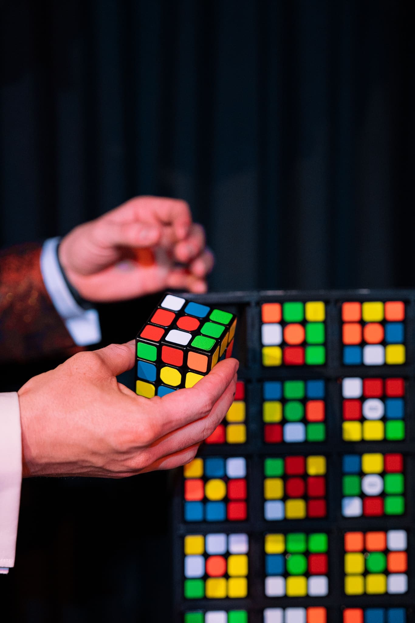 Alexander Main resolviendo un cubo de Rubik durante un juego de magia