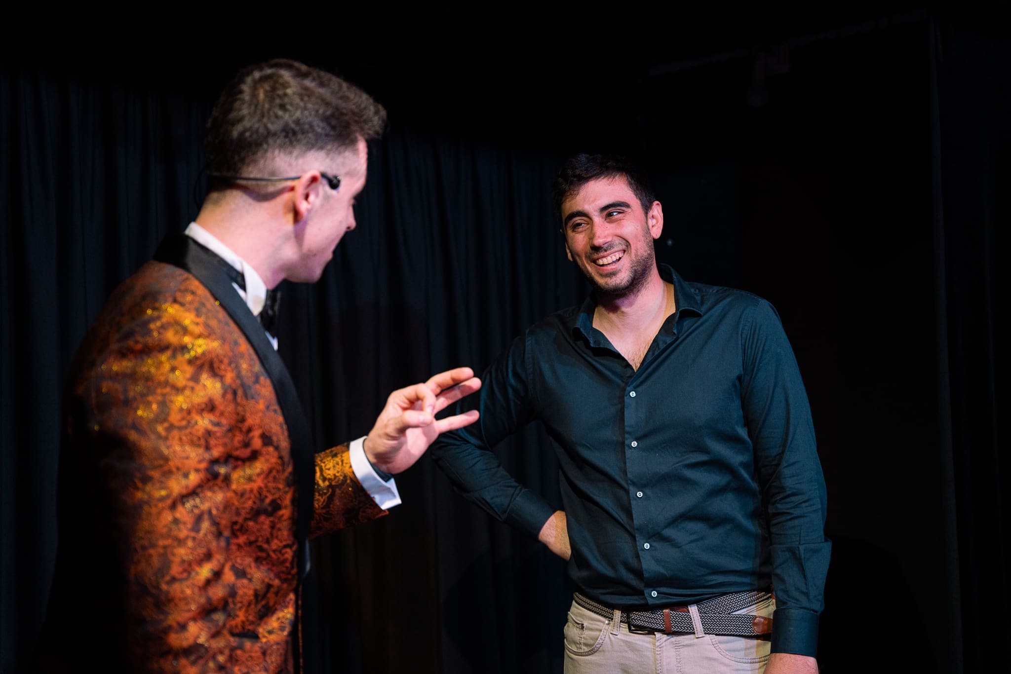 Alexander Main making a spectator laugh on stage