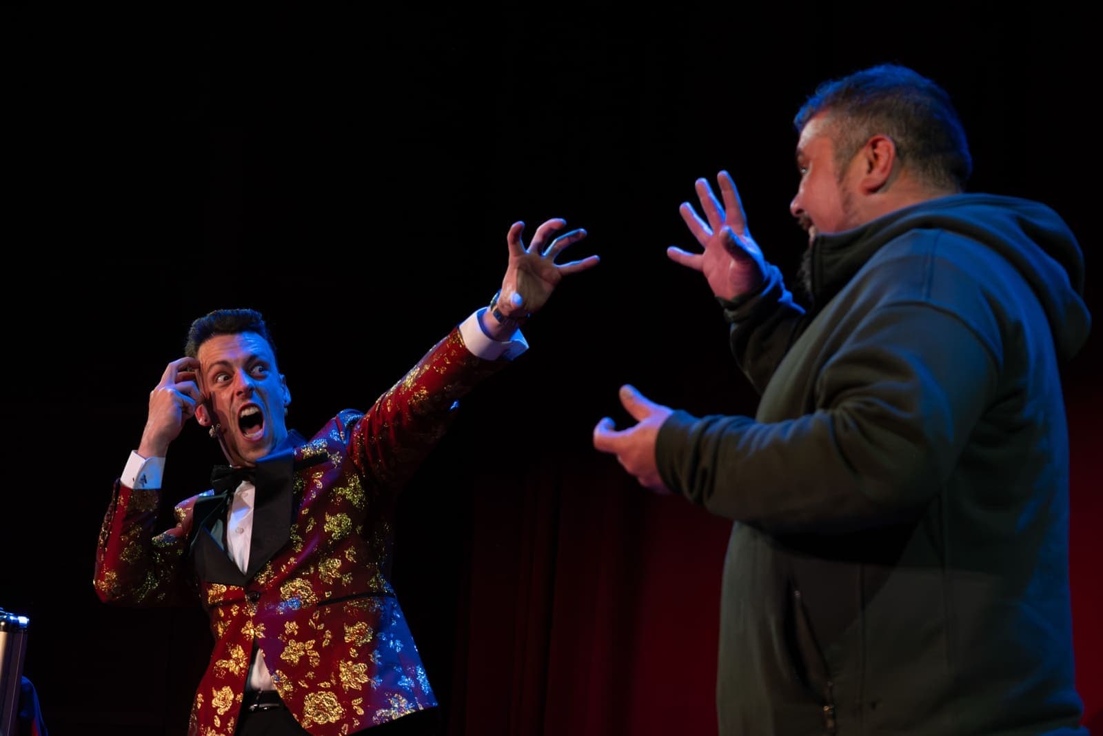 Alexander Main actuando con un espectador sorprendido en el escenario
