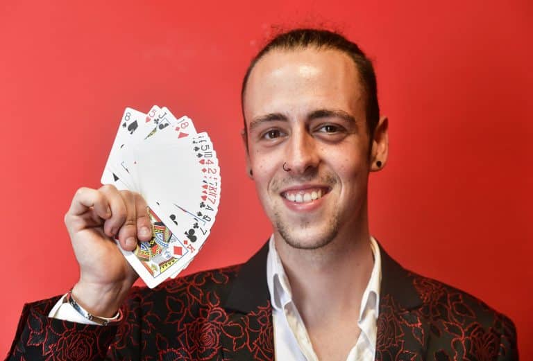 Alexander Main con un abanico de cartas