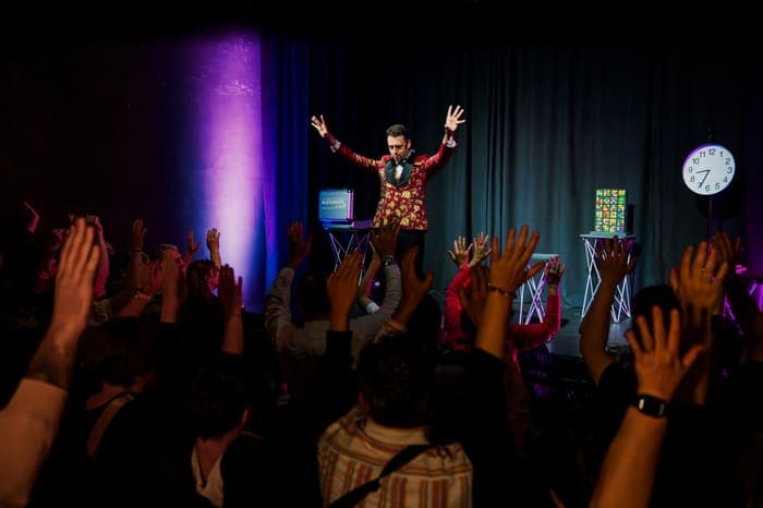 El público aplaudiendo a Alexander Main al final del show